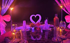 Honeymoon Beach Hotel 3